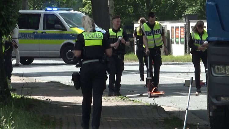 Die Polizei sichert Spuren. Die Unfallstelle ist komplett gesperrt.