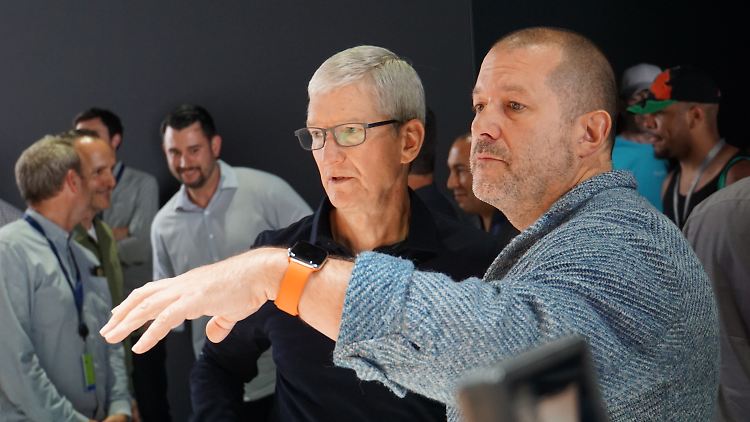 Ein Bild aus vergangenen Zeiten: Apple-Chef Tim Cook mit Jony Ive im Jahr 2019.