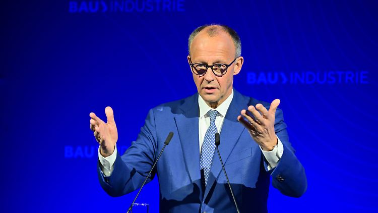 "Wir müssen einfacher bauen, wir müssen seriell bauen", forderte Merz auf dem Tag der Bauindustrie in Berlin. 