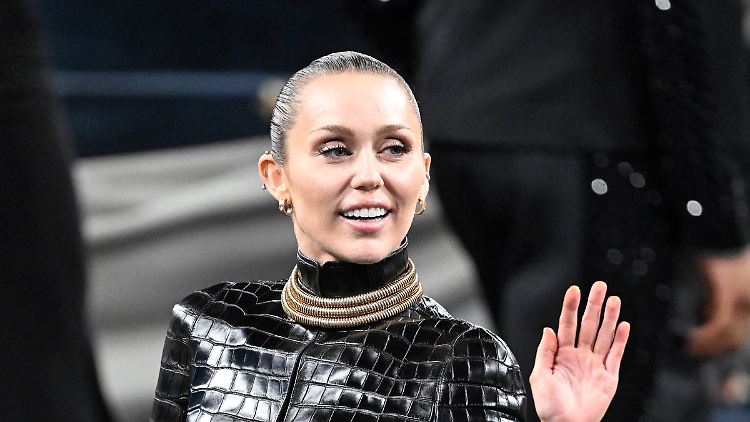 "Es war sehr schwer für mich": Trotz des Notfalls brachte Miley Cyrus die Show zuende.