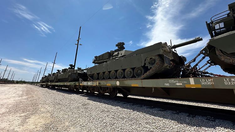 Panzer werden für den Transport in Fort Cavazos in der Nähe von Killeen verladen.