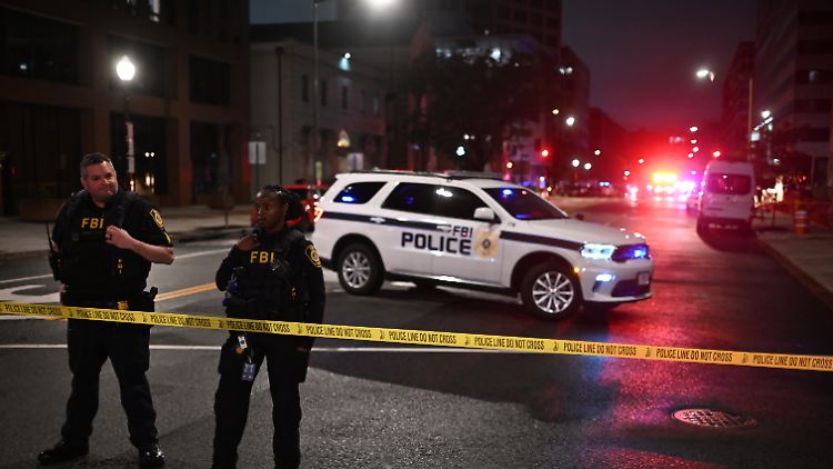 FBI-Agenten sperren den Tatort vor dem Capital Jewish Museum ab.