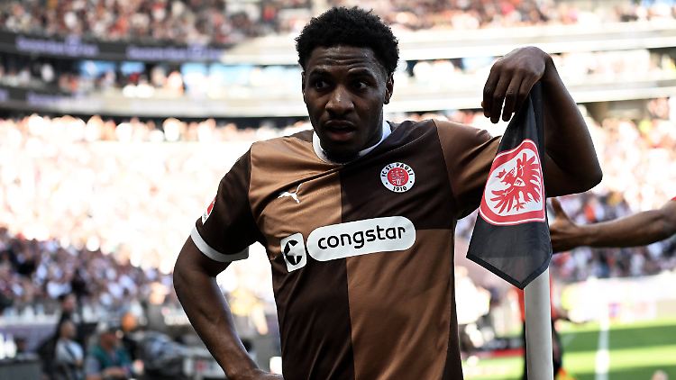 Oladapo Afolayan musste unbedingt was loswerden, beim FC St. Pauli kam das nicht so gut an.