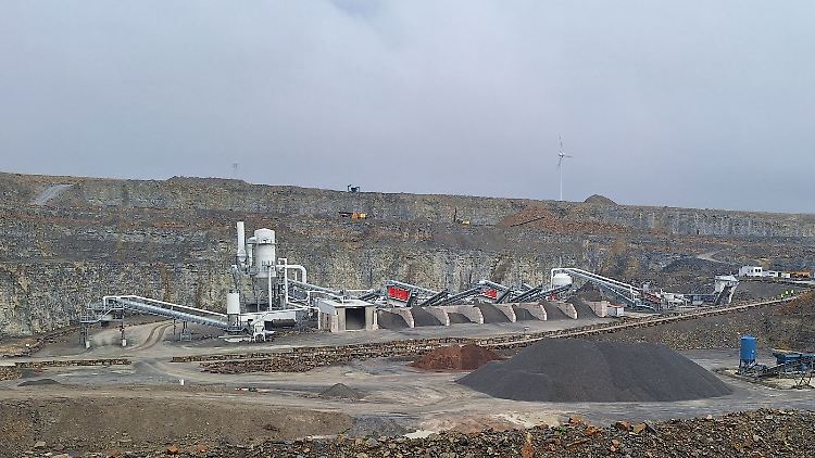 Die Aufbereitungsanlagen im Thüringer Kalksteinbruch Eigenrieden betreibt die Strabag aktuell mit Strom aus Wasserkraft. Bald soll selbst erzeugter Solarstrom für günstige Energie sorgen.