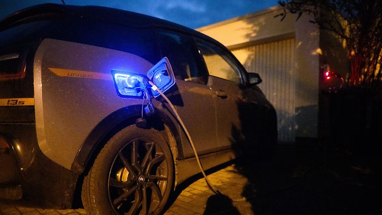 Die verbreitete Skepsis gegenüber E-Autos können die Studienautoren des Fraunhofer-Instituts für System- und Innovationsforschung "aus wissenschaftlicher Perspektive nicht nachvollziehen".