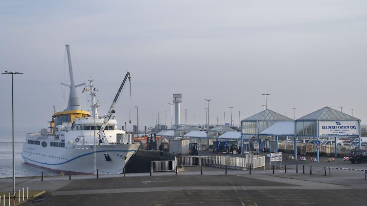 Eine Helgoland-Fähre am Anleger in Cuxhaven: Aufgrund von Sturmwarnungen fallen am 22. Mai bestimmte Fahrten aus.