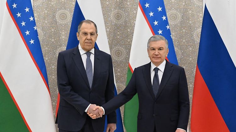 Auch Russland redet in Usbekistan mit: Nur drei Wochen nach der EU-Delegation war Außenminister Lawrow in Samarkand zu Gast.