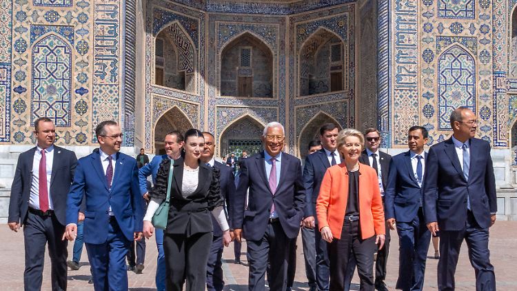 Die EU-Delegation um Ursula von der Leyen wurde freundlich in Samarkand empfangen.