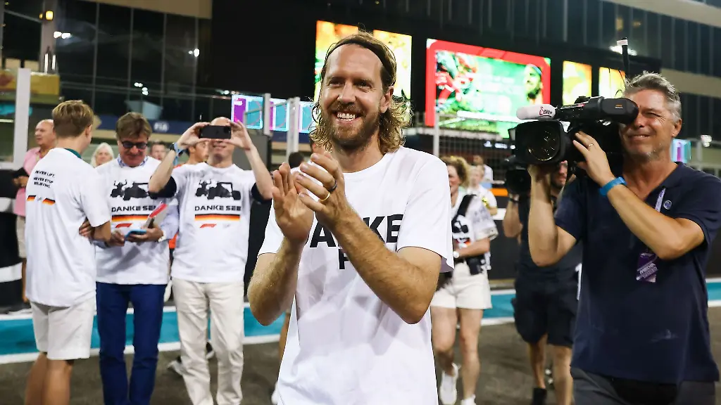 ebastian-Vettel-aus-Deutschland-vom-Team-Aston-Martin-applaudiert