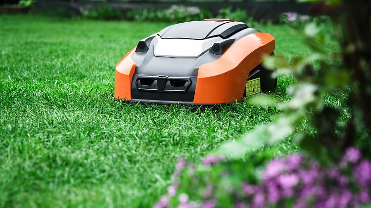 Mähroboter für kleine Gärten: Intelligente Modelle gibt es von Gardena, Bosch und Worx.