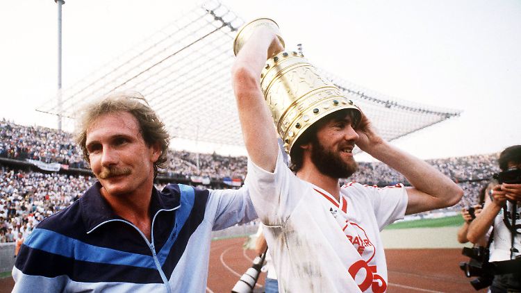 Friedhelm Funkel trägt seine Trophäen gerne anders.