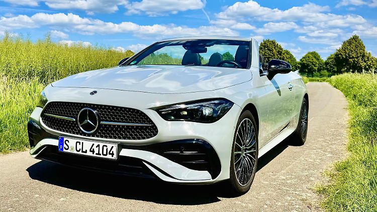 Modisches Uni-Grau macht den Mercedes CLE sportlich, ebenso die Powerdomes in der Motorhaube. Dabei ist er eher ein sanft agierender Powerbrocken.