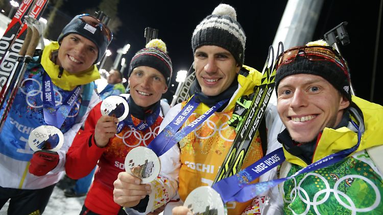 Die deutsche Biathlon-Staffel von Sotschi 2014 bekommt über elf Jahre später doch noch Olympia-Gold.