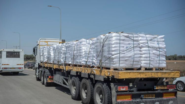 Lastwagen, die zuletzt in den Gazastreifen gelassen wurden, standen tagelang innerhalb des Gazastreifens nahe dem Grenzübergang. (Archivbild)