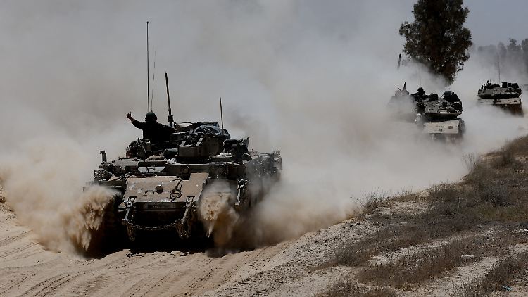 Israelische Panzer auf dem Weg von der Grenze Richtung Gaza