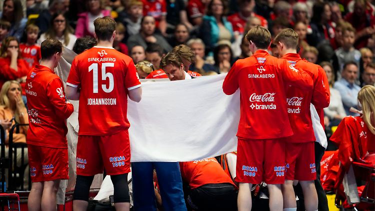 Seine Spieler schirmten Christian Berge während dessen Erstversorgung am Spielfeldrand ab.