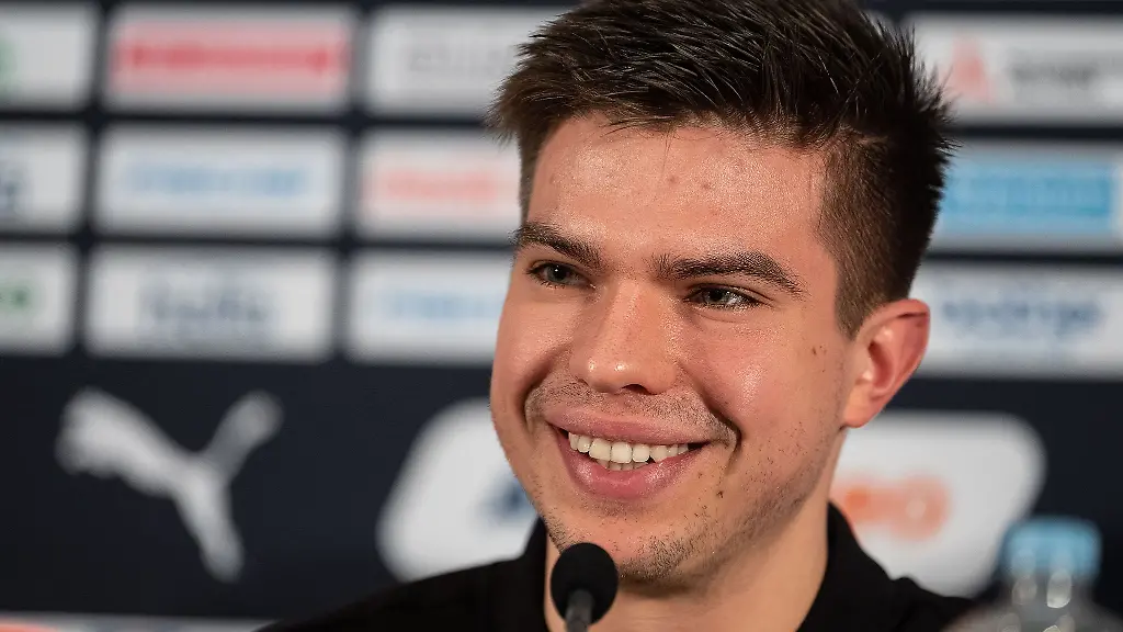 Nationalspieler-Renars-Uscins-spricht-zu-Journalisten