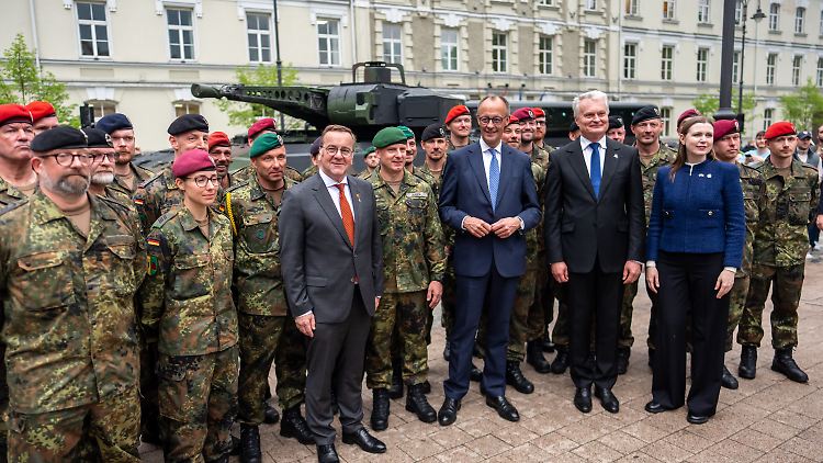Deutsche Soldaten sollen künftig auch Litauen beschützen - Merz und Pistorius stellten die Panzerbrigade nun in den Dienst. Noch sind aber erst wenige Hundert Kräfte vor Ort.