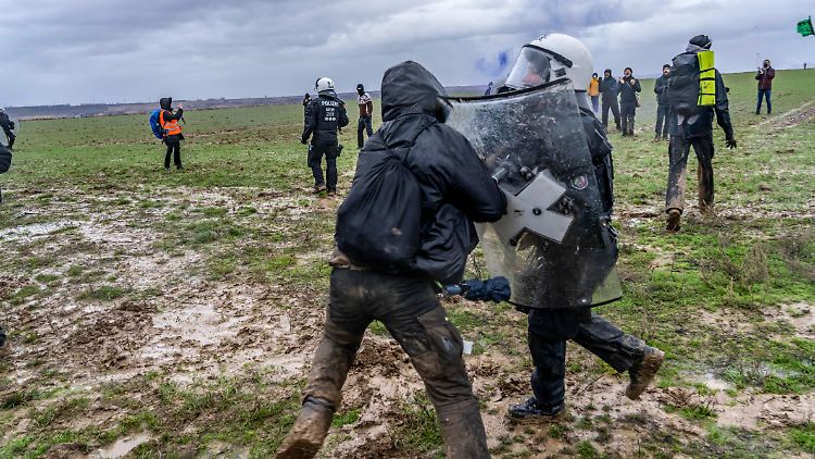 Gewalt gegen Polizisten und andere Einsatzkräfte, wie hier in Lützerath im Jahr 2023 - ein wachsendes Problem. Im Bundestag stellten sich alle Fraktionen hinter die Beamten, zumindest mehr oder weniger.
