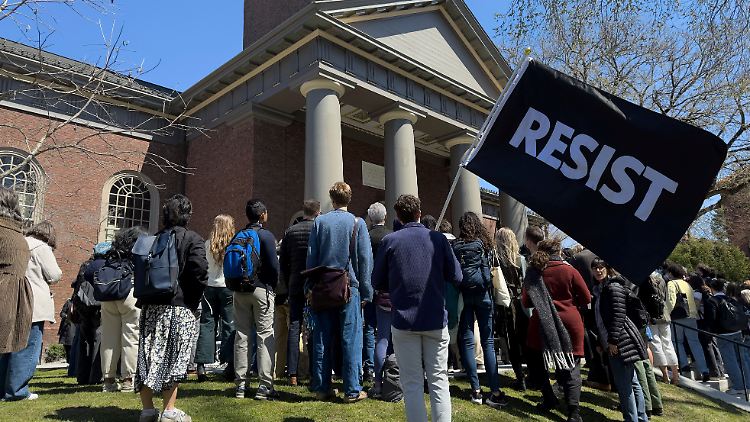 Mitte April demonstrieren Studierende in Harvard gegen die versuchte Einflussnahme der US-Regierung.