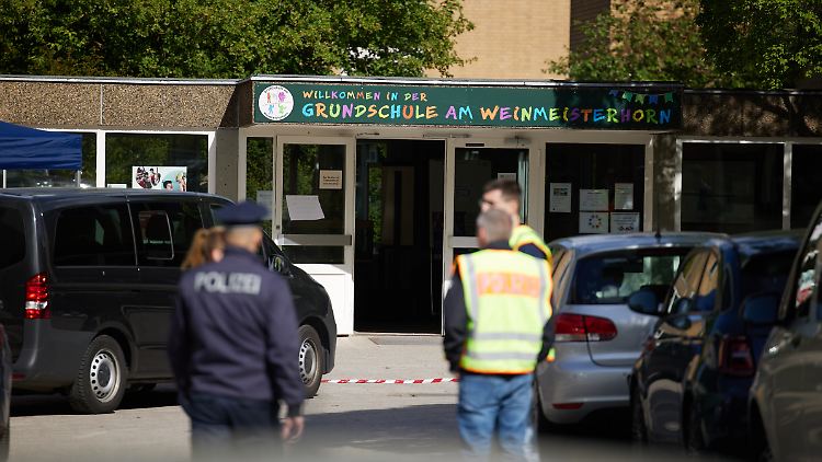 Die Grundschule am Weinmeisterhorn steht unter Schock; die Polizei sucht weiter nach dem 13-Jährigen.