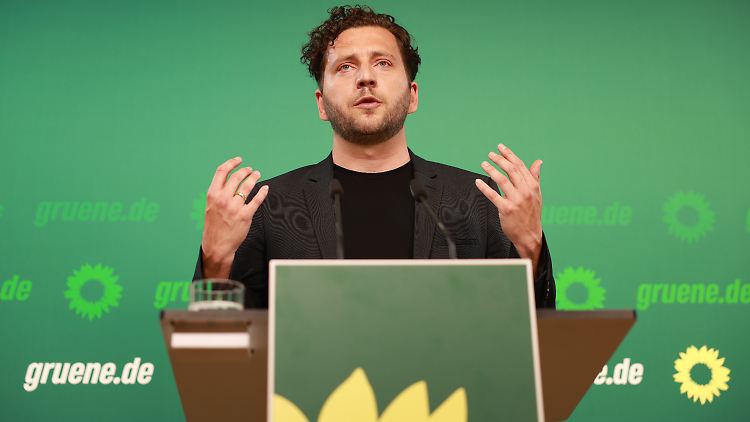 Das Finanzministerium nutzt den Klimafonds als Verschiebebahnhof, befürchtet Grünen-Chef Banaszak.