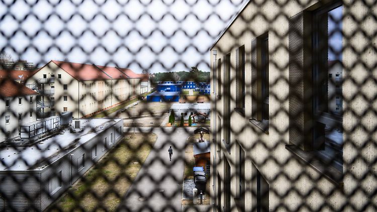 Blick durch ein Gitter auf das neue "Dublin-Zentrum" für ausreisepflichtige Familien auf dem Gelände der Zentralen Ausländerbehörde Brandenburgs (ZABH).