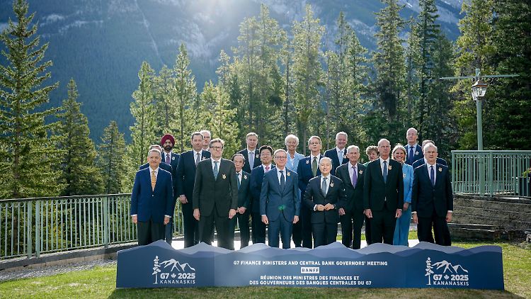 Die G7-Finanzminister und Notenbankgouverneure stehen für das Familienfoto zusammen.