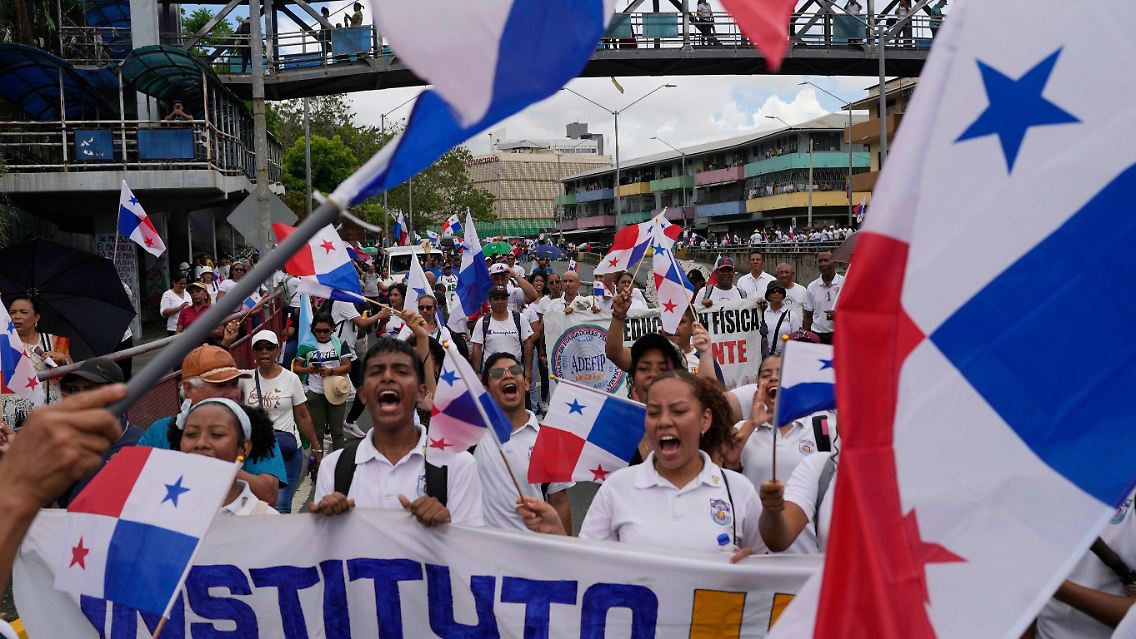 Gemeinsam mit Studenten und Lehrern protestieren die Mitarbeiterinnen und Mitarbeiter auch gegen eine Vereinbarung, die eine Stationierung von US-Soldaten um den Panamakanal erlauben würde.
