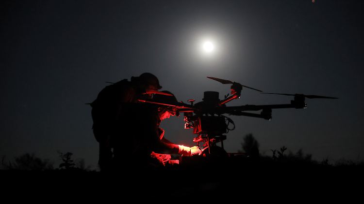 Ukrainische Soldaten bereiten eine Drohne vor. 