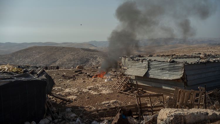 Palästinensisches Eigentum wurde nach israelischen Siedlerangriffen in dem Dorf Maghayer Al-Dir beschädigt und verbrannt.