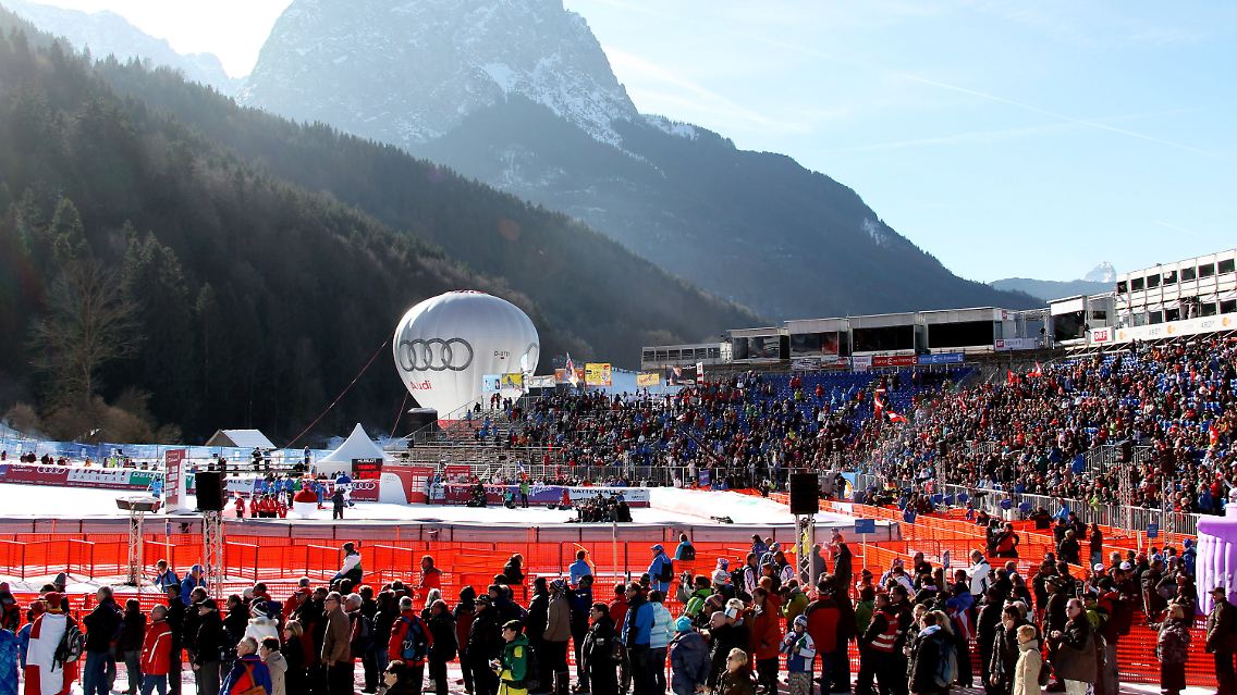 In Garmisch-Partenkirchen (im Hintergrund die Zugspitze) wird derzeit nicht nur professionell Ski gefahren, ...
