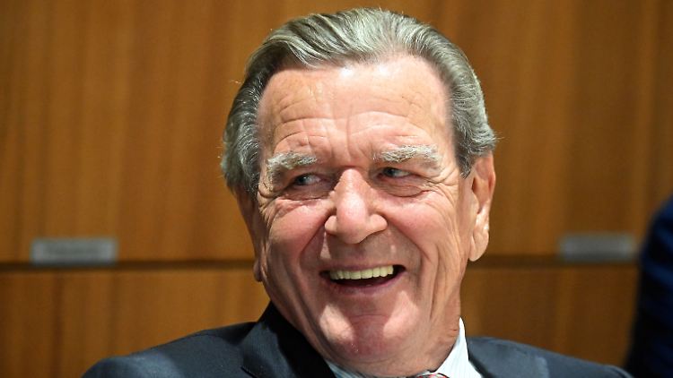 Gerhard Schröder amüsiert sich offenbar während der Sitzung des niedersächsischen Landtags zur Wahl des neuen Ministerpräsidenten. Eine Erholung von seiner Erkrankung schließt er in diesem Jahr aus. 