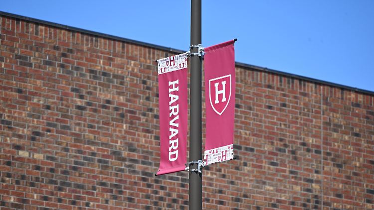Flagge der Havard-Universtät auf dem Campus in Massachussets