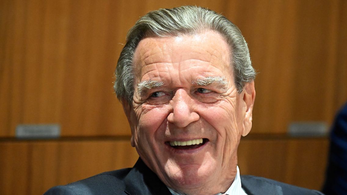 Während der Sitzung des Niedersächsischen Landtags mit der Wahl des neuen Ministerpräsidenten lachte Schröder.