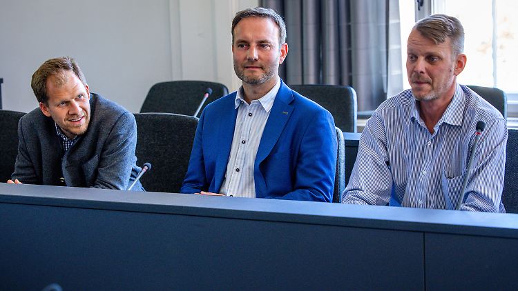 Nikolaus Kramer (r), Vorsitzender der AfD-Fraktion im Landtag sowie die AfD-Abgeordneten und Enrico Schult (m) und Thore Stein (l) sitzen im Gerichtssaal im Landgericht.