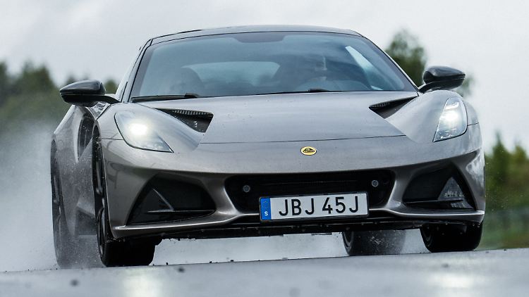 Der Lotus Emira Turbo SE hat das Design eines Supersportwagens.