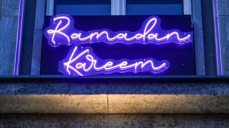 "Ramadan Kareem", was so viel heißt wie "Gesegneten Ramadan" stand im Februar am Rathaus Tiergarten in Berlin.