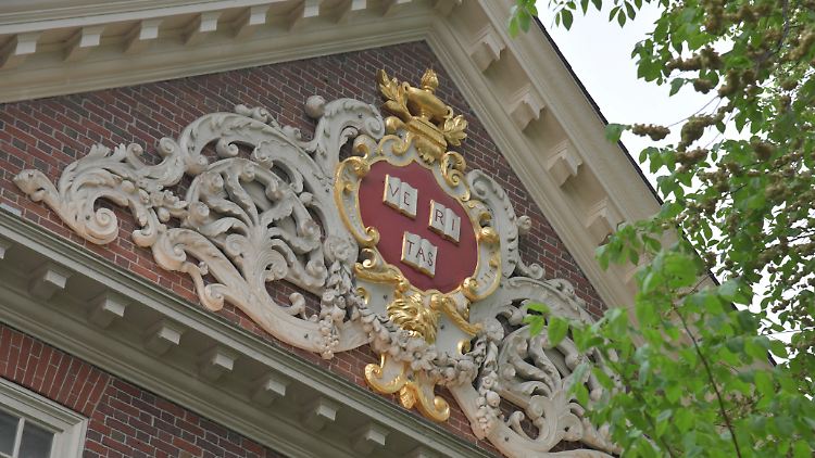 Harvard wirft Trumps Regierung vor, sie mit einer rechtswidrigen Vergeltungsmaßnahme unter Druck zu setzen.
