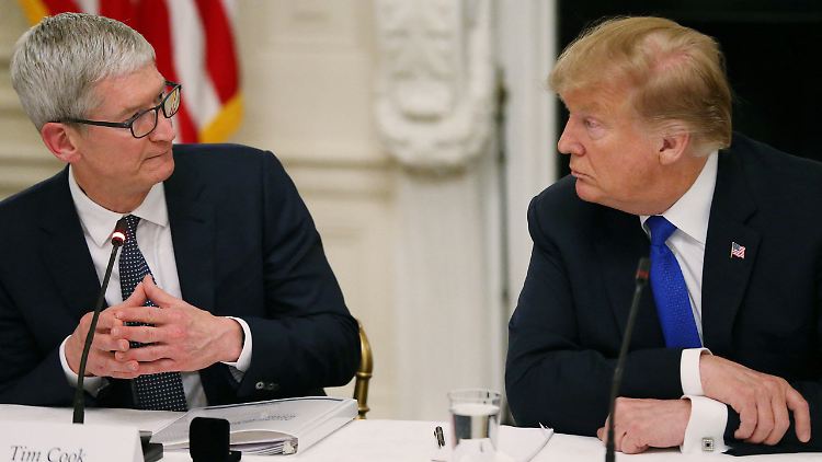 Apple-Chef Tim Cook bleibt im Visier von US-Präsident Trump.