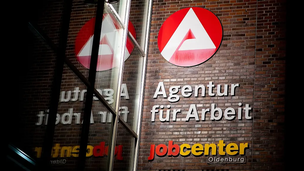 Der-Schriftzug-Agentur-fuer-Arbeit-haengt-an-einem-Gebaeude-der-Bundesagentur-fuer-Arbeit