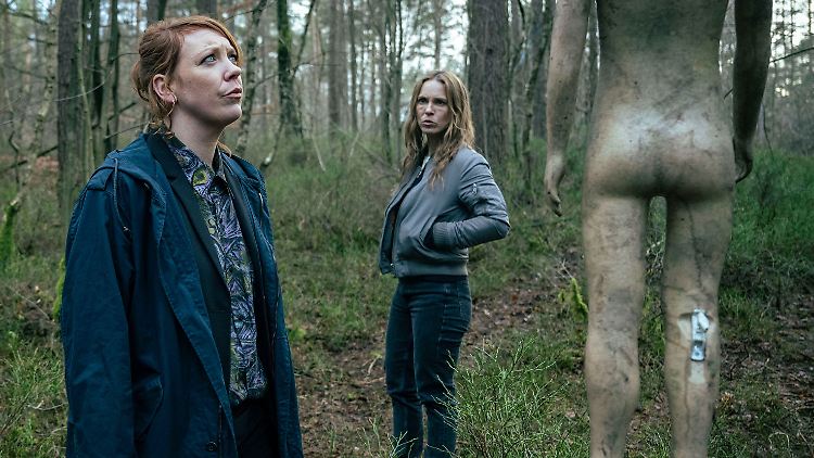 Wer treibt hier sein Unwesen? Melly (Lina Beckmann, l.) und Katrin (Anneke Kim Sarnau) finden zerschossene Schaufensterpuppen im Wal
