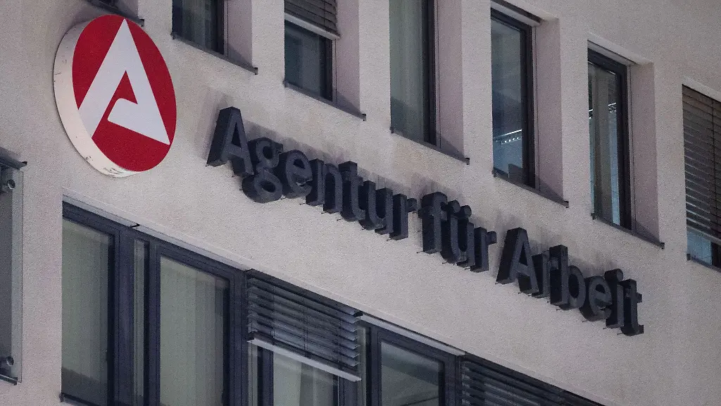 Eine-Fassadenbeschriftung-weist-auf-die-Agentur-fuer-Arbeit-hin