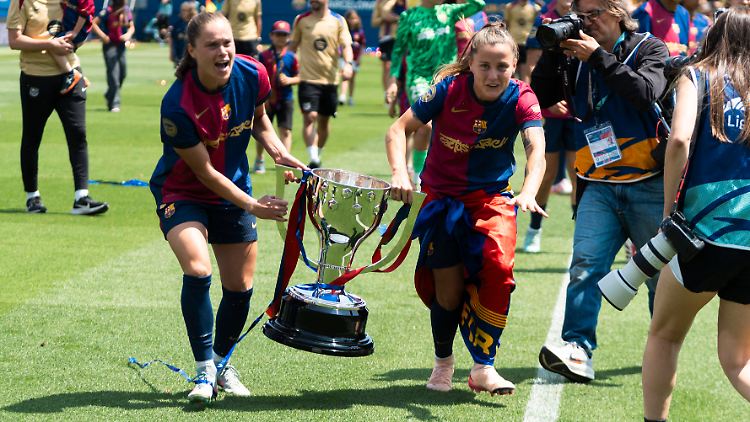 Titel kann es für den FC Barcelona und Ewa Pajor (l.) nicht genug geben. 