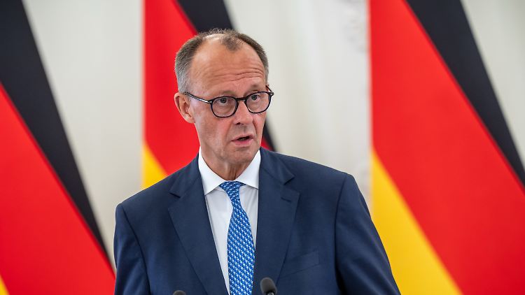 "Der Bundeskanzler arbeitet gut und gerne mit Frauen zusammen", sagt der stellvertretende Regierungssprecher Sebastian Hille.