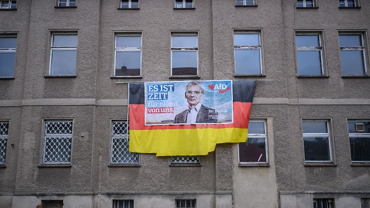 Die AfD in Brandenburg gilt damit vorerst wieder als Verdachtsfall.