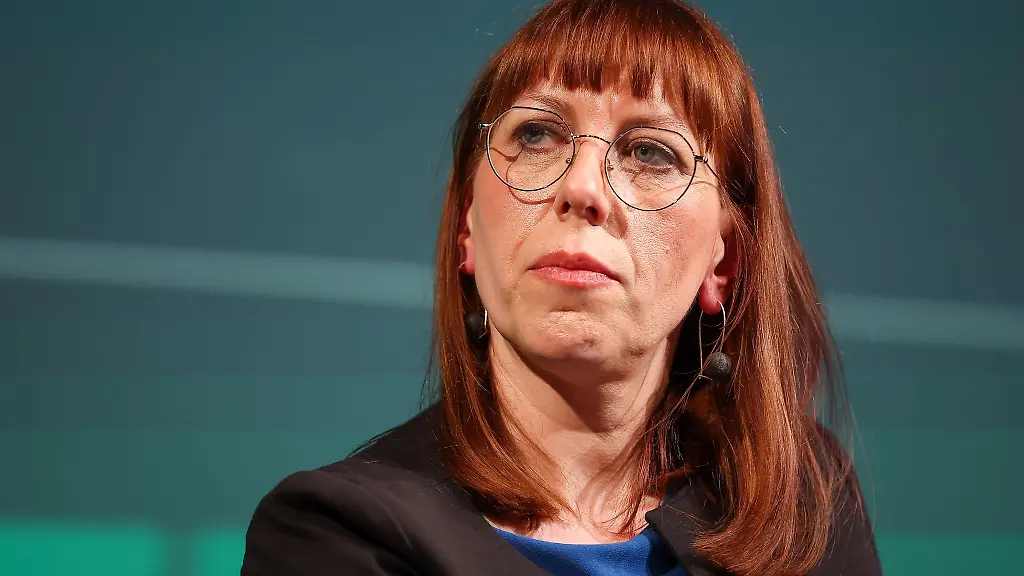 Katja-Meier-Die-Gruenen-Justizministerin-von-Sachsen-sitzt-bei-einem-Event-auf-einer-Buehne