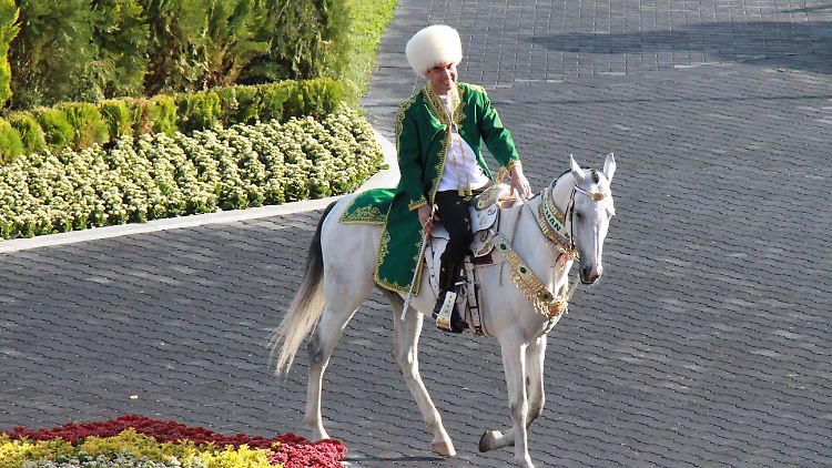 Liebt Pferde und Siege seines Fußballteams: Turkmenistans "Nationaler Führer" Gurbanguly Berdimuhamedow.