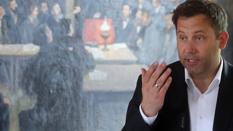 "Alle müssen sparen", sagt der neue Finanzminister Klingbeil. 