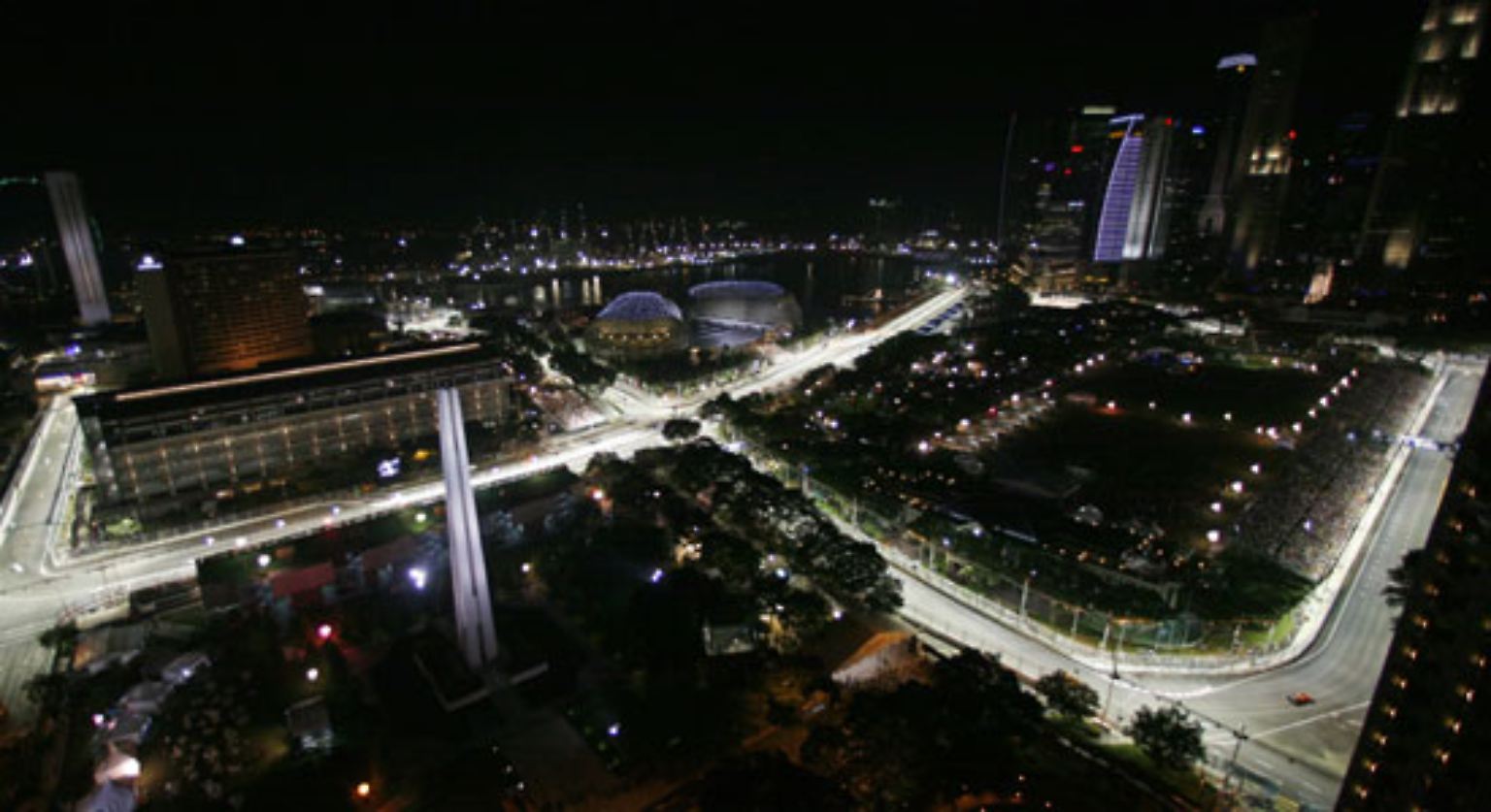 Beim ersten Nachtrennen der Formel-1-Geschichte in Singapur im September 2008 ...